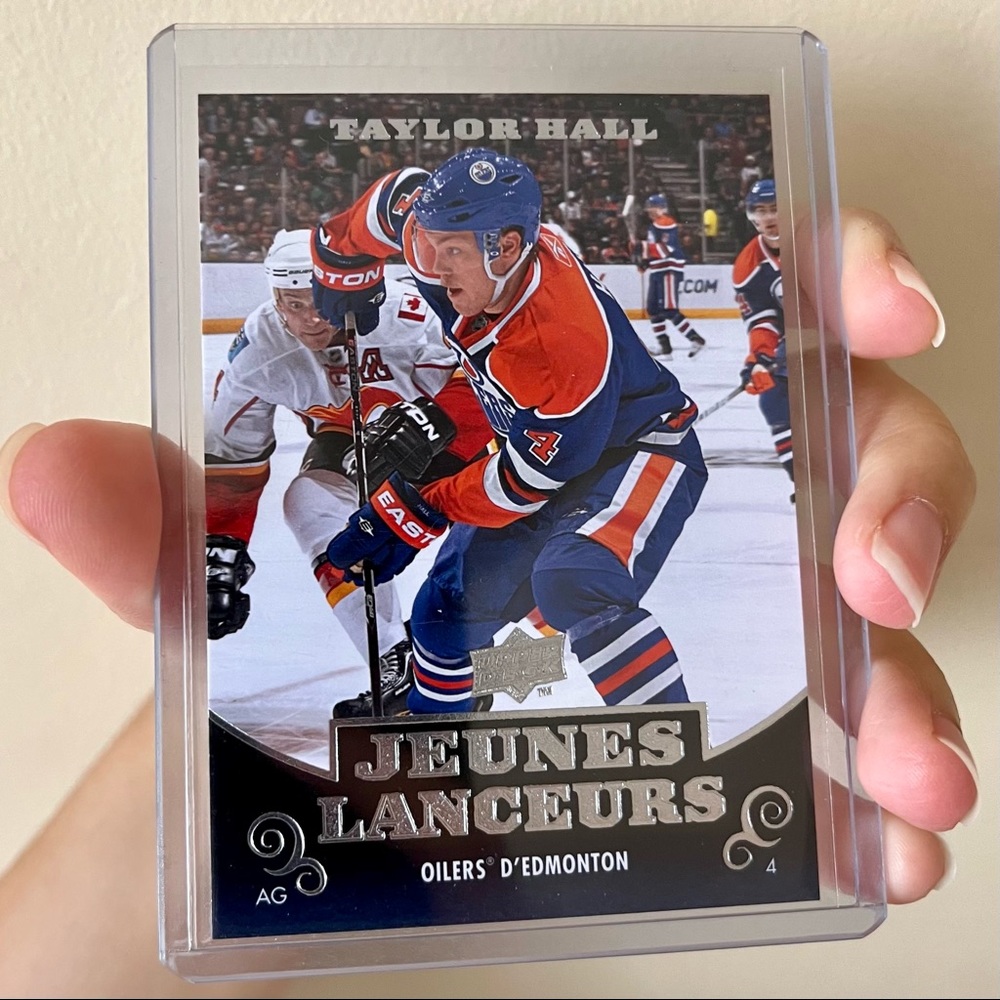 2010-11 Upper Deck Series One Taylor Hall Young Guns Hockey Card (French)
